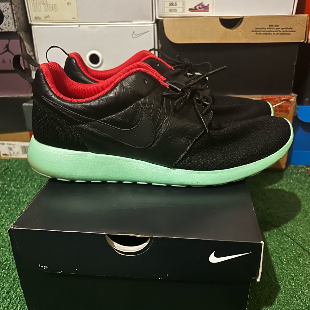 Yeezy Roshe run size 10.5 slightly worn 2 x times